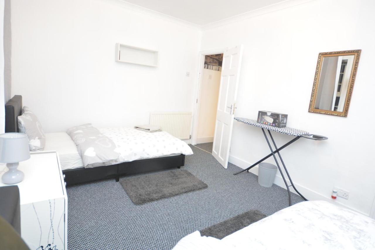 Lovely 3 Bedroom House Near Barking Station Exterior foto