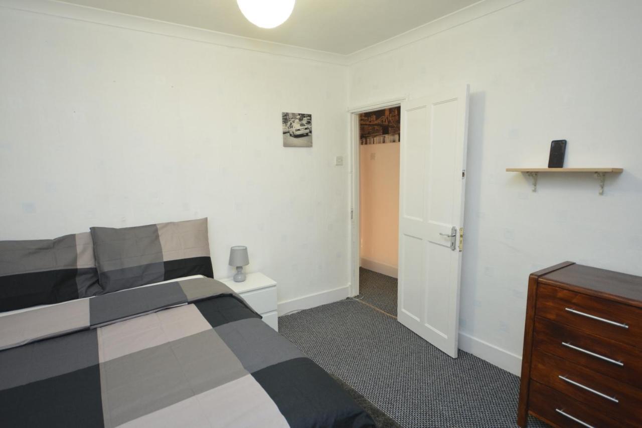 Lovely 3 Bedroom House Near Barking Station Exterior foto
