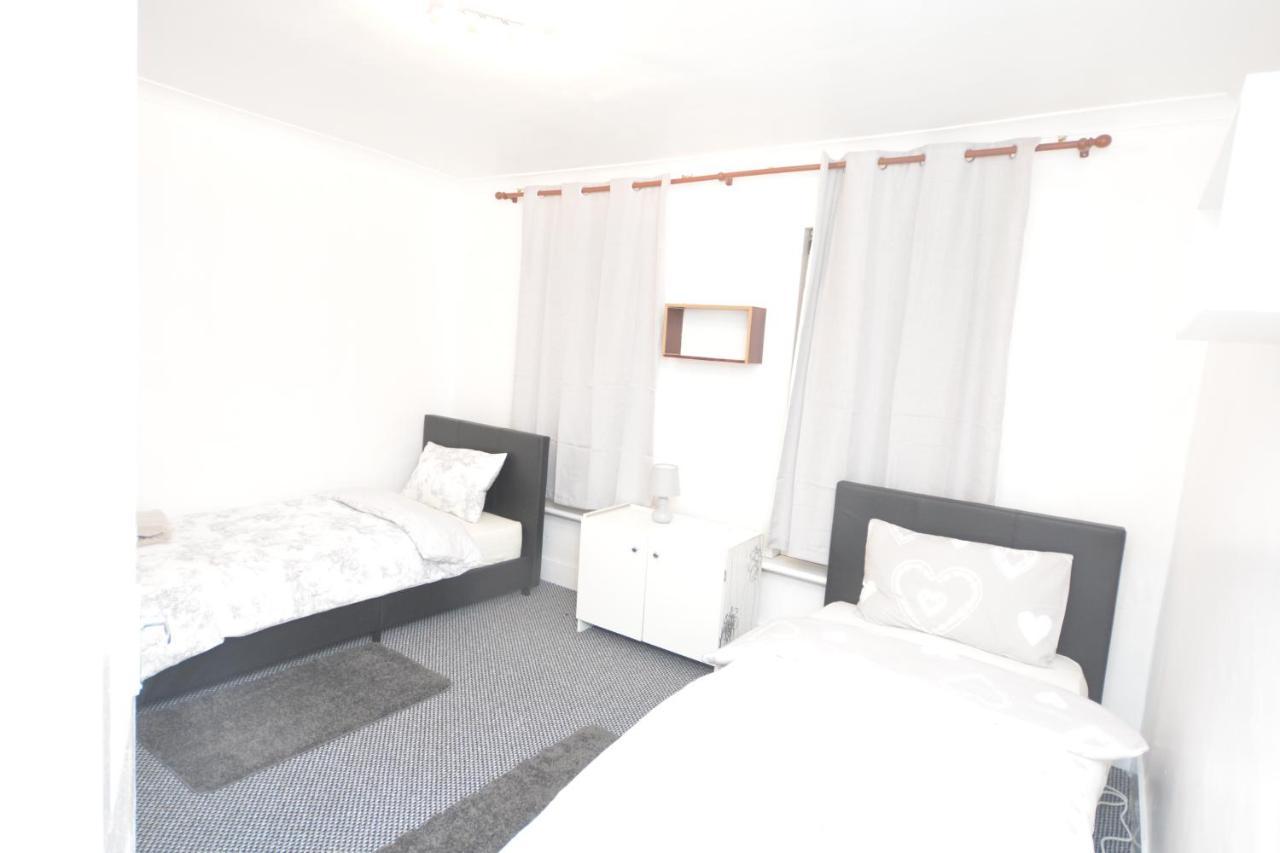 Lovely 3 Bedroom House Near Barking Station Exterior foto