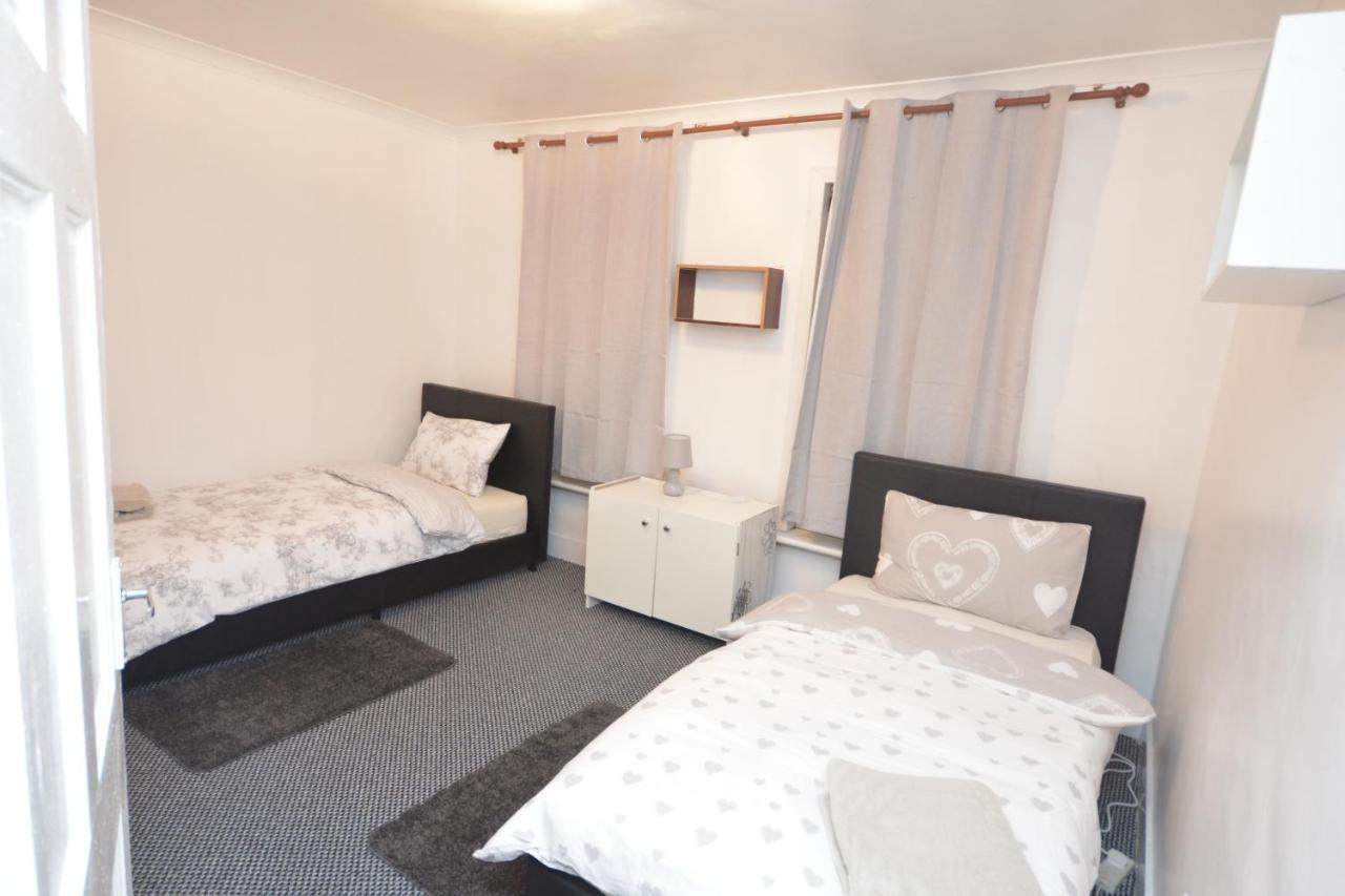 Lovely 3 Bedroom House Near Barking Station Exterior foto