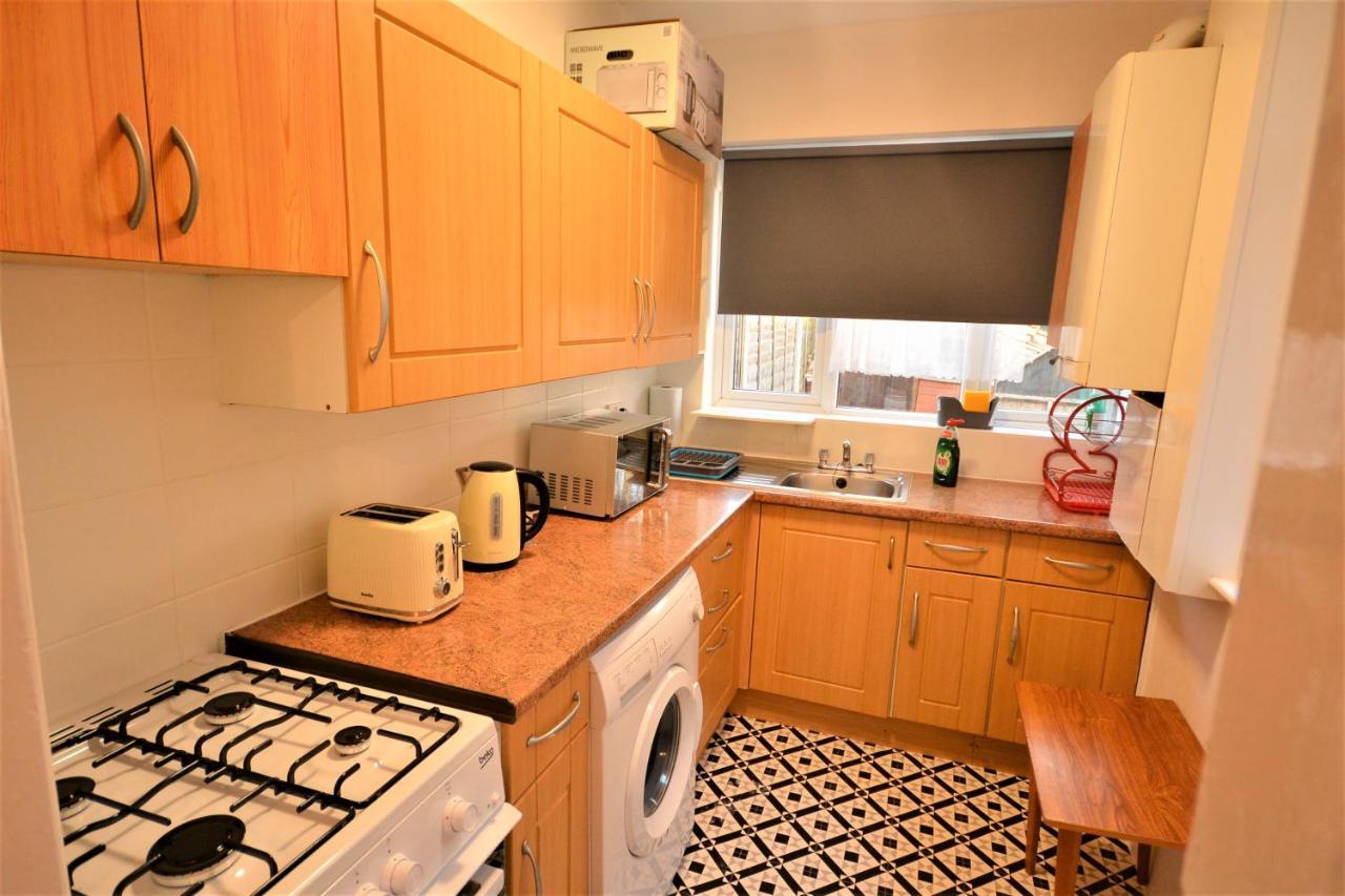 Lovely 3 Bedroom House Near Barking Station Exterior foto