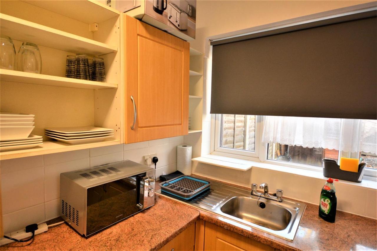 Lovely 3 Bedroom House Near Barking Station Exterior foto